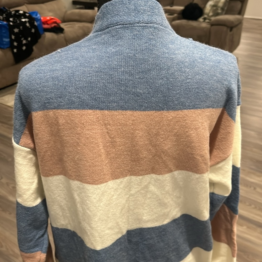 Sweaters - Picture 5 of 6